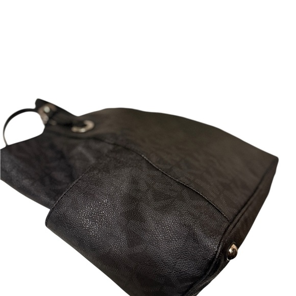 Michael Kors Elegant Black Handbag. Sides packets with a log in the front - Picture 8 of 14